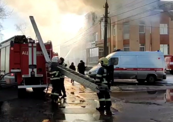 В Архангельске горит административно-жилое здание